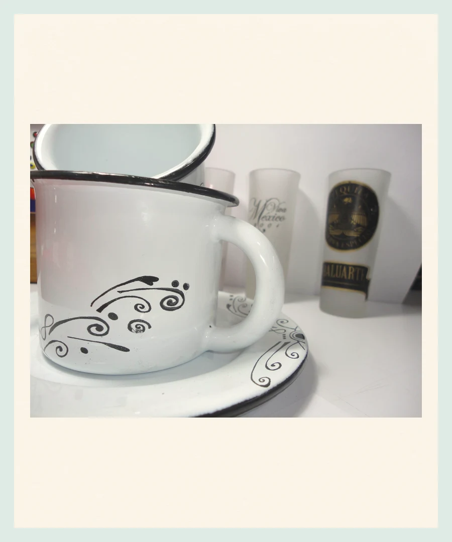 Trabajo de Joerli: taza y plato de peltre con ilustración negra y vasos personalizados