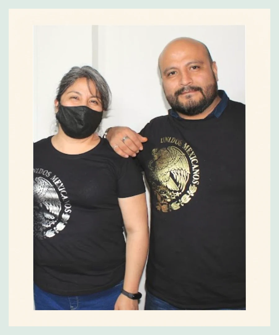 Dos personas mostrando playeras personalizadas por Joerli